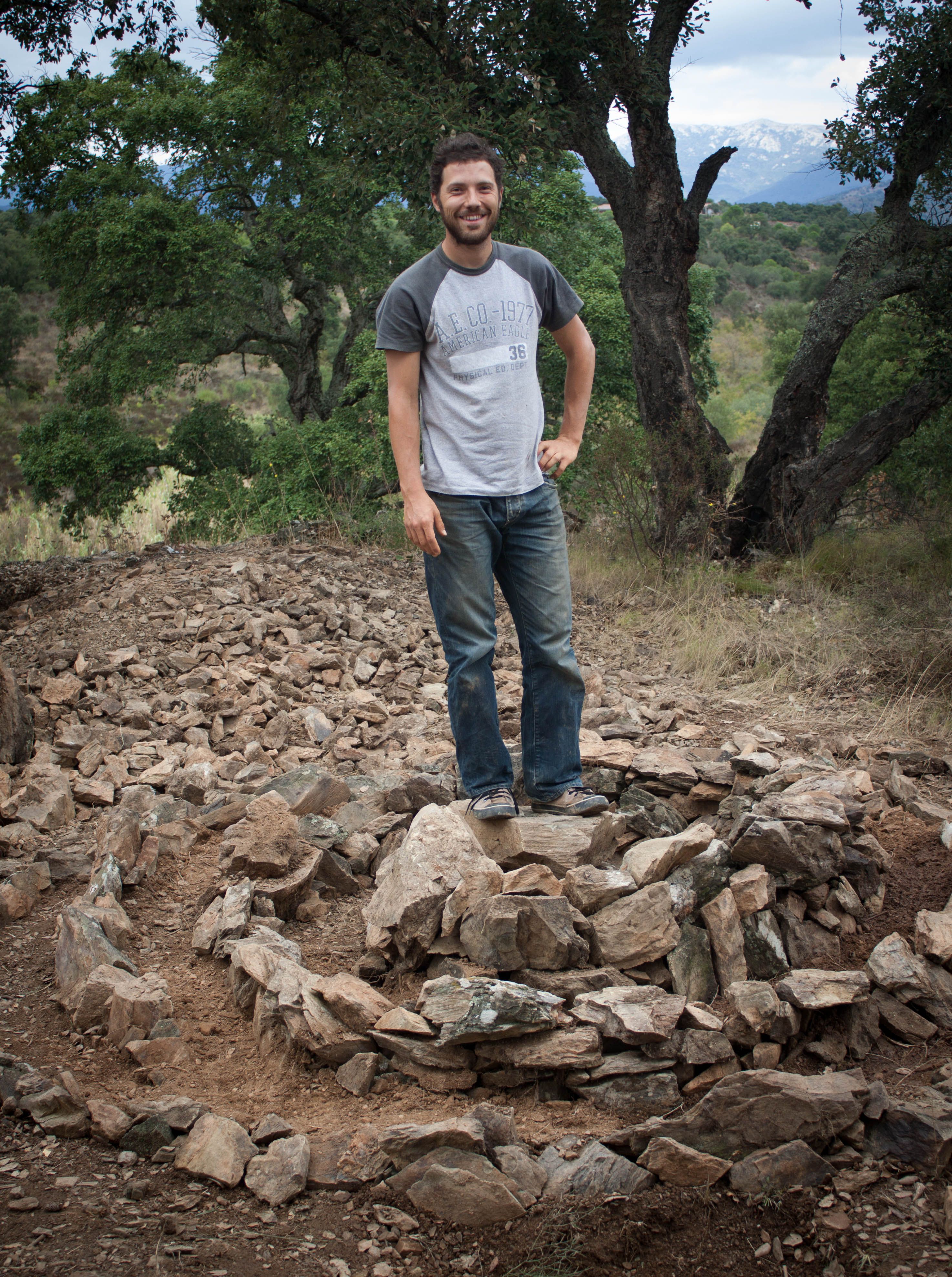 Karel de Jong sobre una espiral de hierbas construida junto con Larutanatural en Garriguella (Girona)