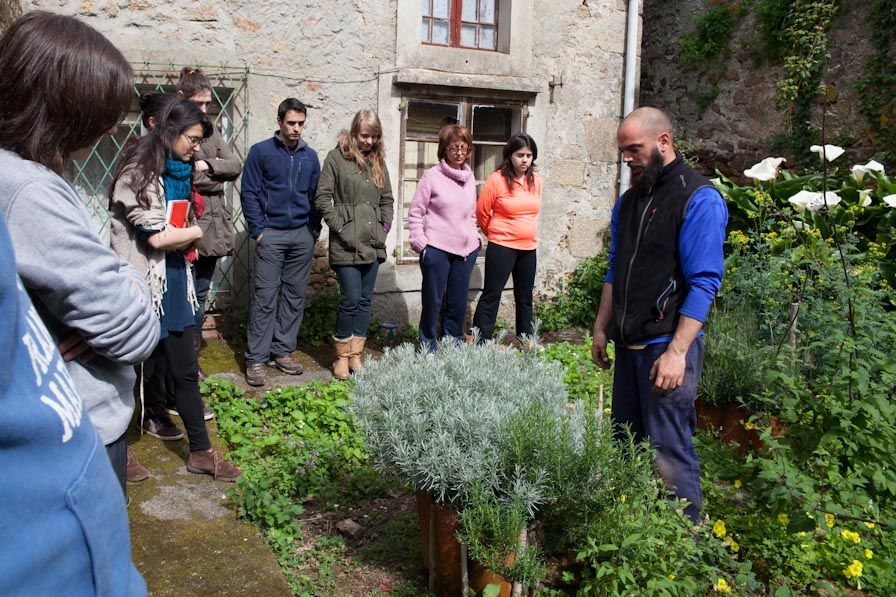 Duarte Artabe explica a los participantes del curso Tu Huerto en una Espiral (Esmelle, Galicia)